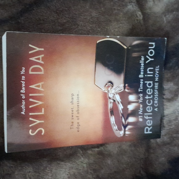 New ~ Bundle ~ Sylvia Day Collection with complimentary Colleen Hoover Novel - Picture 4 of 5